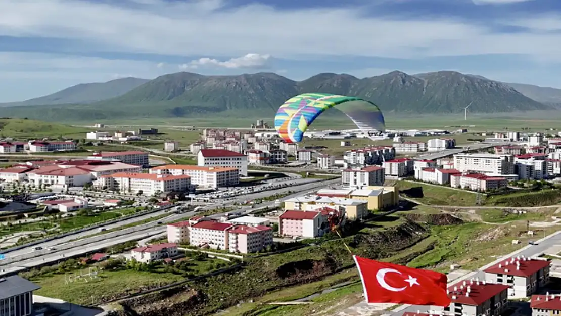 Bitlis semalarında yamaç paraşütü heyecanı yaşandı