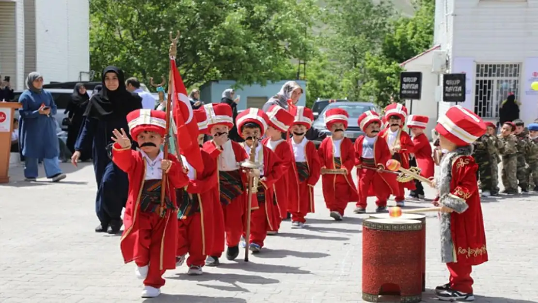 Bitlis'te 4-6 yaş Kur'an kursu öğrencilerinin gösterisi büyük ilgi gördü