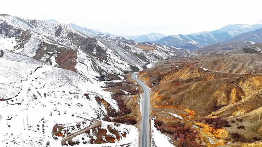 Bitlis'te dağların bir yanı kar, bir yanı bahar