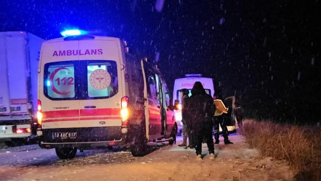 Bitlis'te minibüs takla attı: 3 yaralı