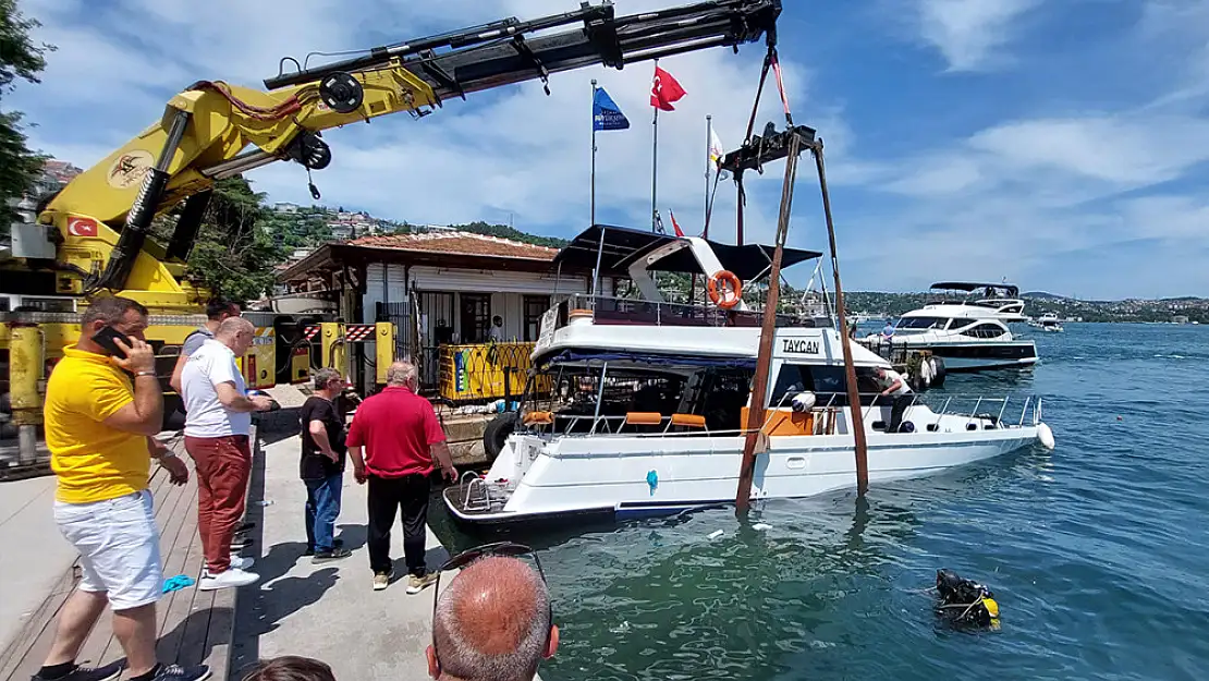 Boğaz gezisinde su alan yat, Bebek iskelesine yanaştı