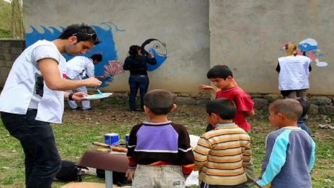 Öğretmenler okulları şenlendiriyor