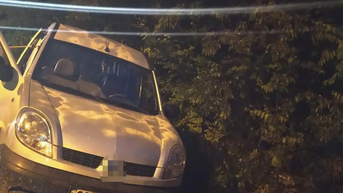 Bozuk yolu fark etmeyen sürücü şarampole düştü