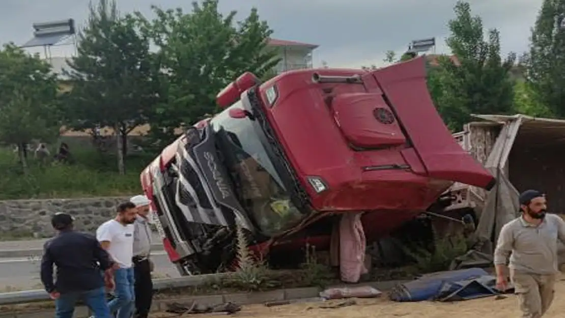 Buğday yüklü tır devrildi