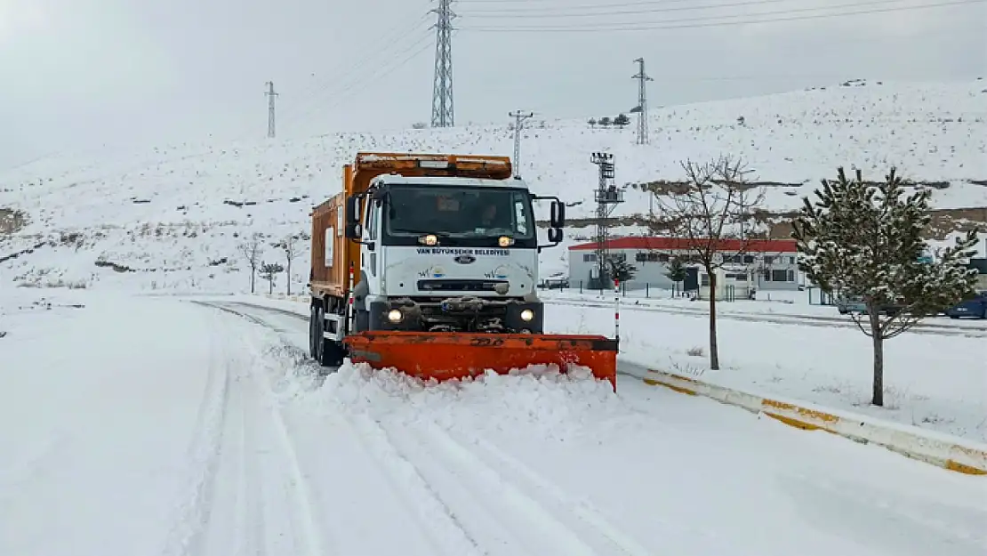 Büyükşehir Belediyesi karla mücadele çalışmalarını sürdürüyor