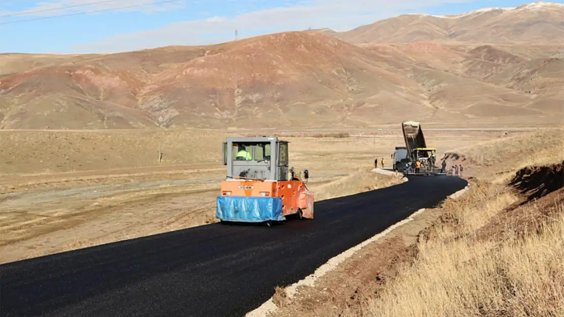 Büyükşehir Belediyesi'nden Özalp'ta asfalt çalışması 