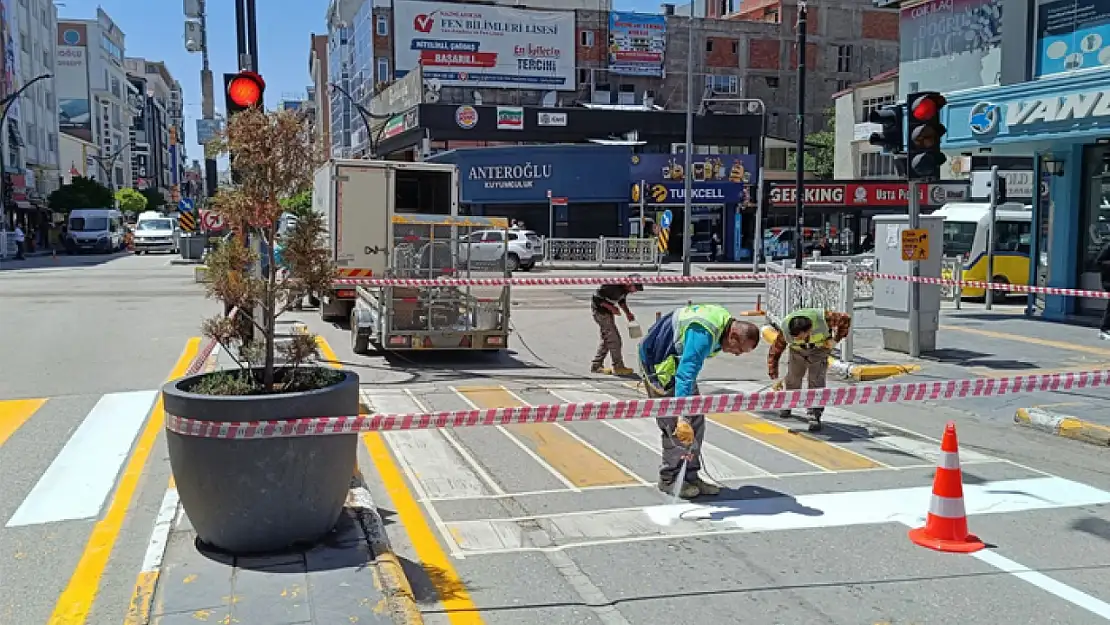 Büyükşehir Belediyesi'nden yol çizgi çalışması