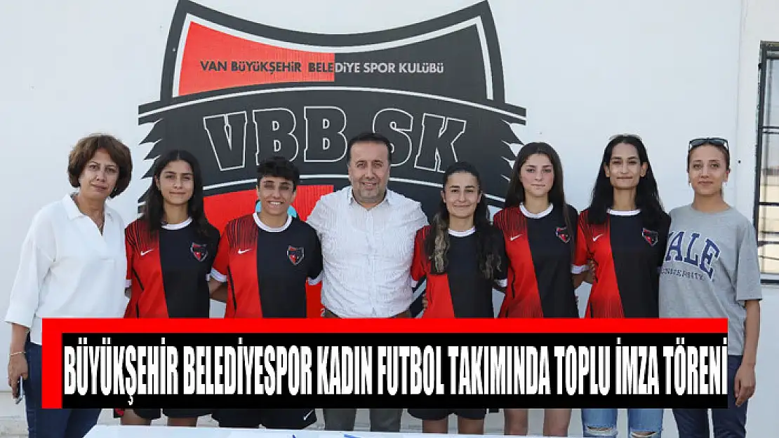 Büyükşehir Belediyespor kadın futbol takımında toplu imza töreni