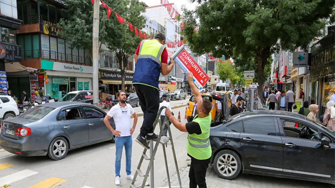 Büyükşehir cadde ve sokak isim levhalarını onarıyor