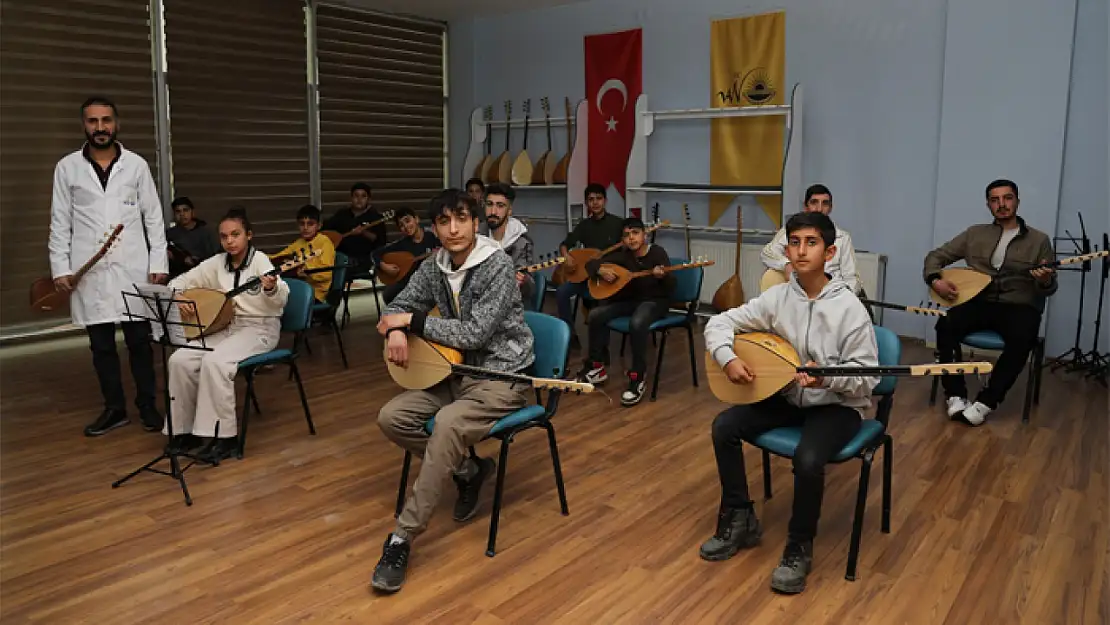 Büyükşehir'den bağlama eğitimi