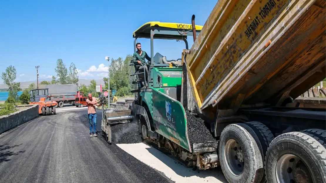 Büyükşehir'den Gevaş'ta asfalt çalışması