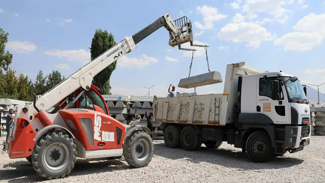 Büyükşehir'den hayvanların su ihtiyacı için beton sıvat dağıtımı