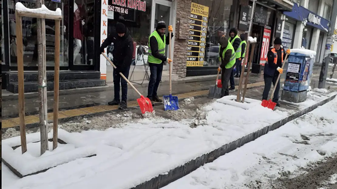 Büyükşehir'den kar temizleme çalışması