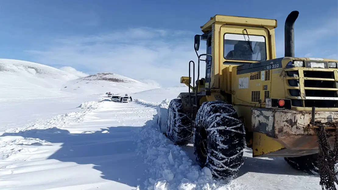 Büyükşehir'den kırsalda karla mücadele ve kurtarma çalışması 