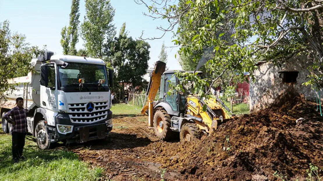 Büyükşehir hayvansal atıkları tarlalara dökerek verimi artırıyor