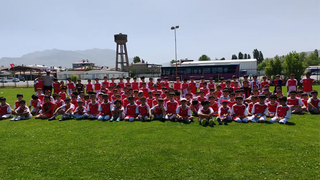 Büyükşehir'in yaz spor okulu eğitimleri sürüyor
