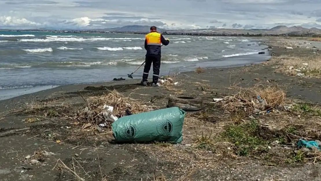 Büyükşehir inci kefali göç güzergahındaki dereleri temizledi