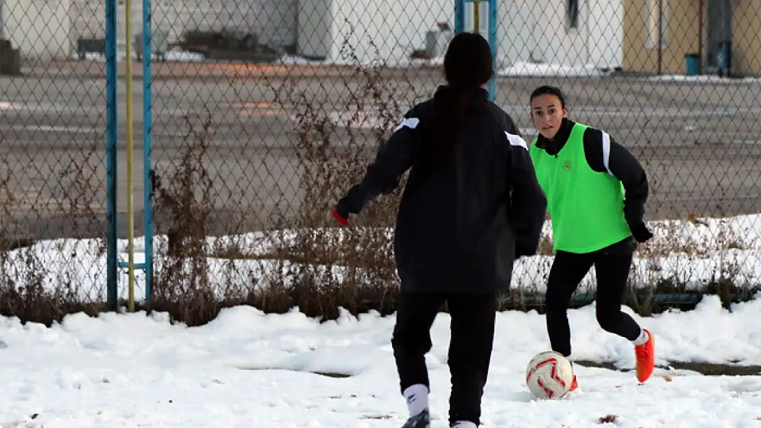 Büyükşehir kadın futbol ligine hazır