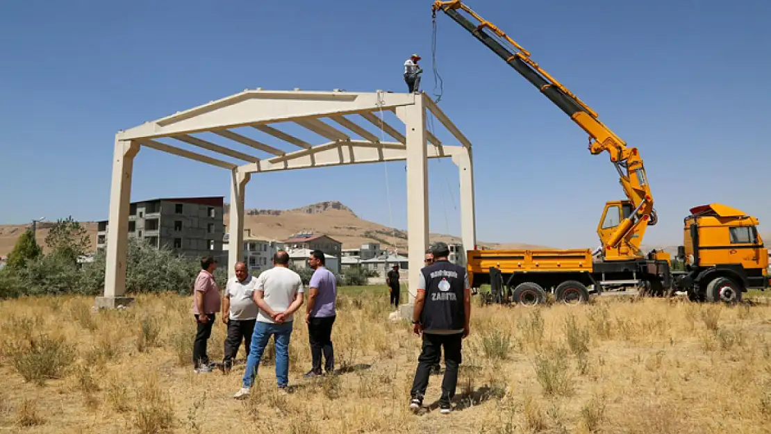 Büyükşehir, kamu alanlarını işgal eden yapıları kaldırıyor