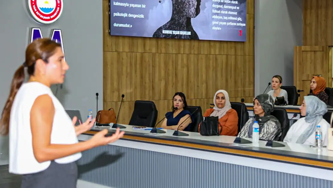 Büyükşehir personellerine psikolojik ilk yardım eğitimi verildi