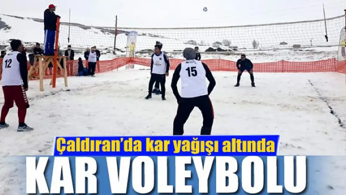 Çaldıran'da kar yağışı altında kar voleybolu