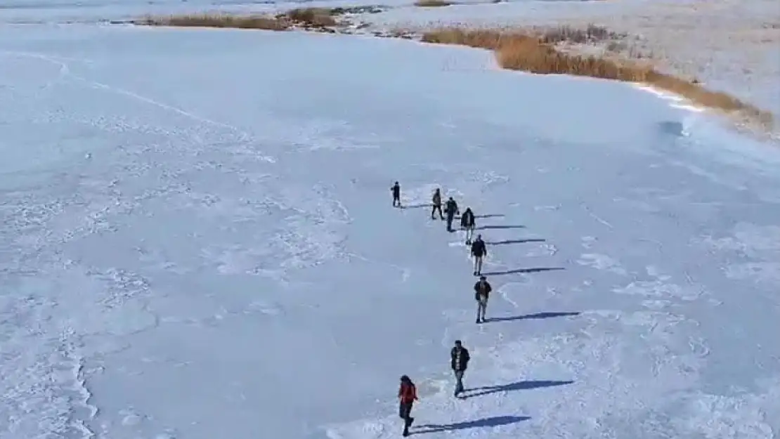 Buz tutan gölün üzerinde yürüyüş yaptılar