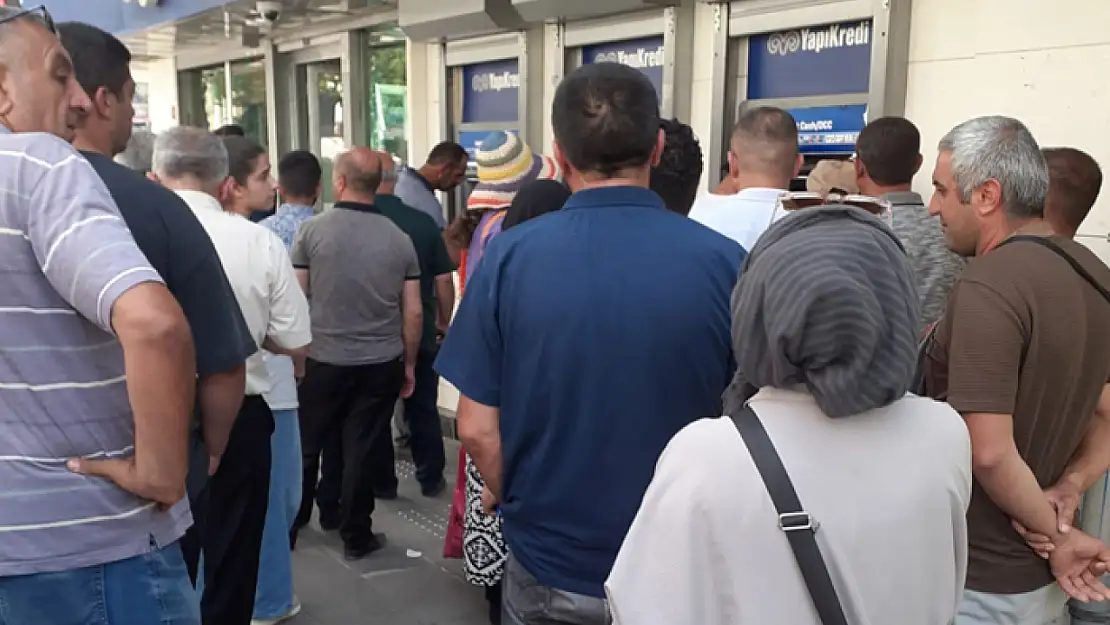 Cadde üzerindeki ATM önlerindeki yoğunluk yaya geçişlerini engelliyor