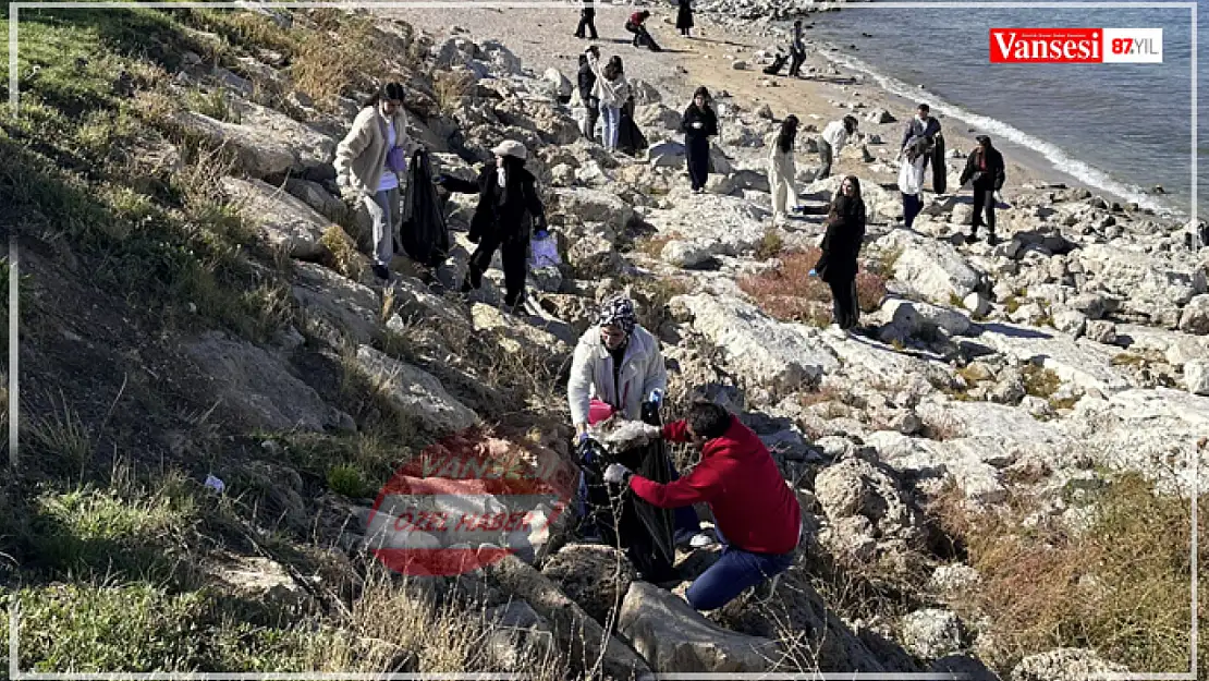 Çağrı merkezi personellerinden Edremit sahilinde temizlik hareketi