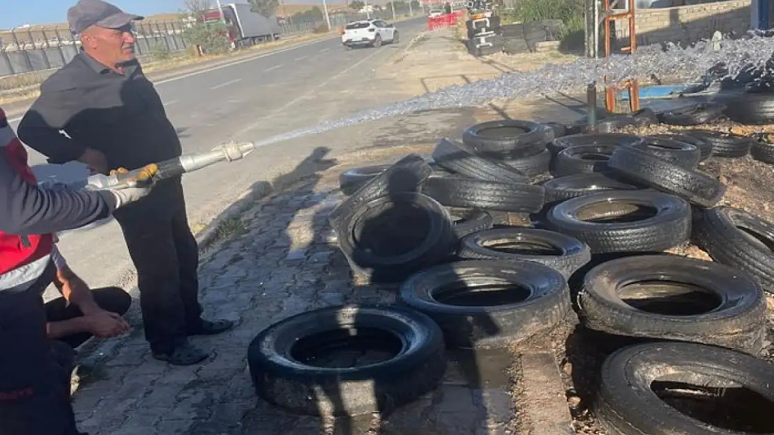 Çaldıran'da atık araç lastikleri yandı