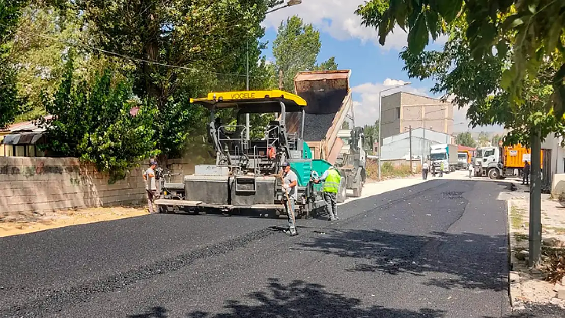 Çaldıran'da yol çalışmaları devam ediyor