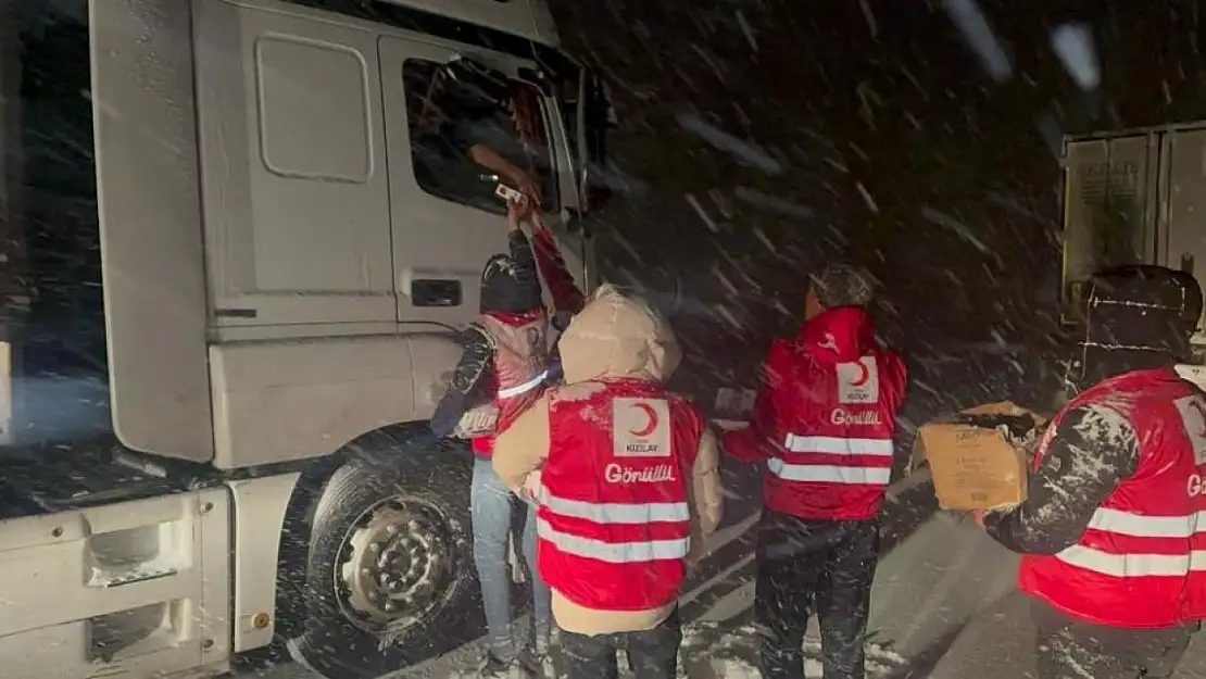 Çaldıran yolunda mahsur kalan tır şoförlerine Kızılay'dan yardım eli