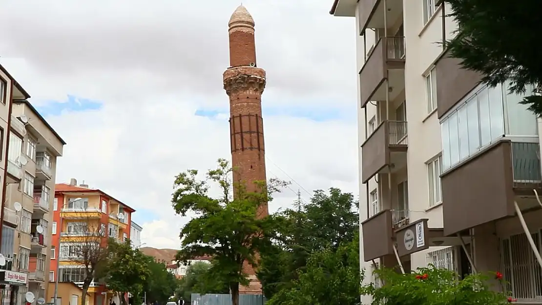 Cami ve köprülerin yıkıldığı selde bile yıkılmayan 800 yıllık Eğri Minare