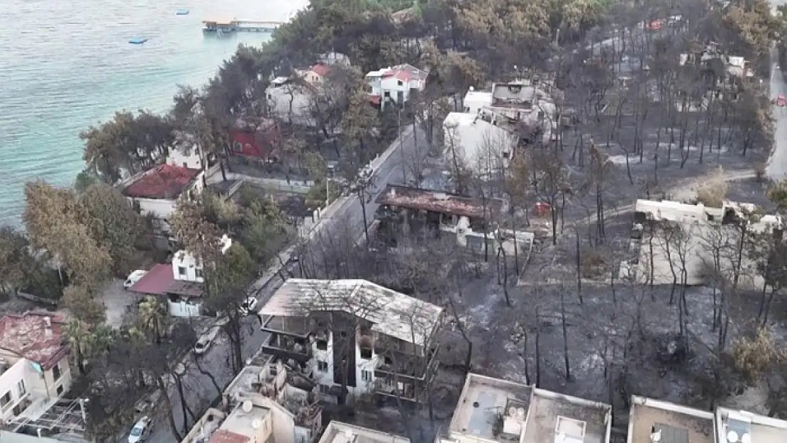 Çanakkale'de yanan villalar sabahın ilk ışıklarıyla görüntülendi