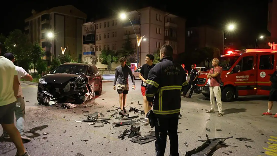Çarpışan iki Porsche otomobilden birisi takla attı: 2 yaralı