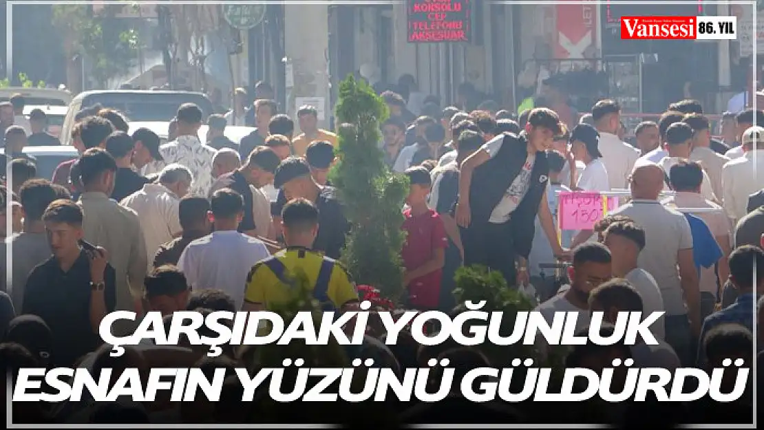 Çarşıdaki yoğunluk esnafın yüzünü güldürdü