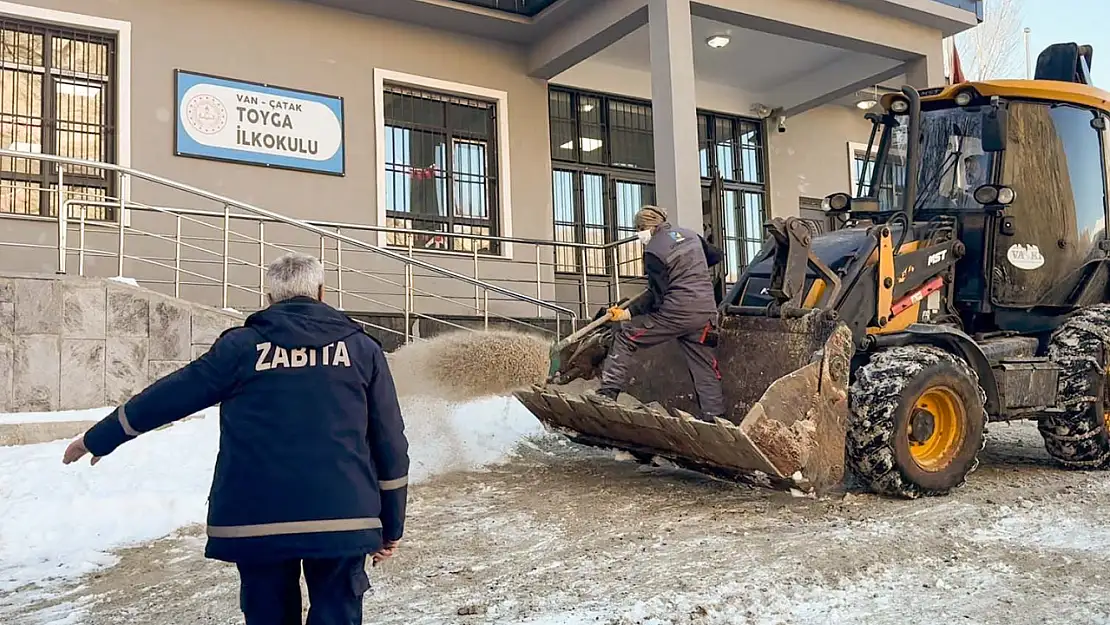 Çatak Belediyesi'nden buzlanmaya karşı etkin mücadele