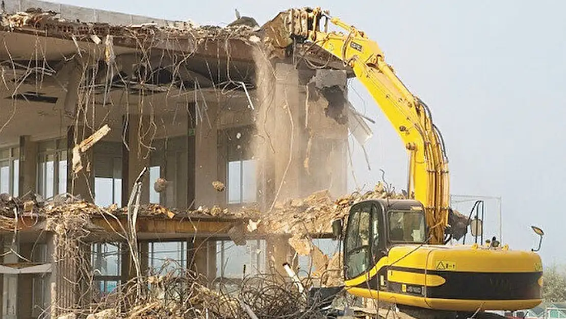 Çatak Belediyesi'ne ait iki bina yıktırılıyor