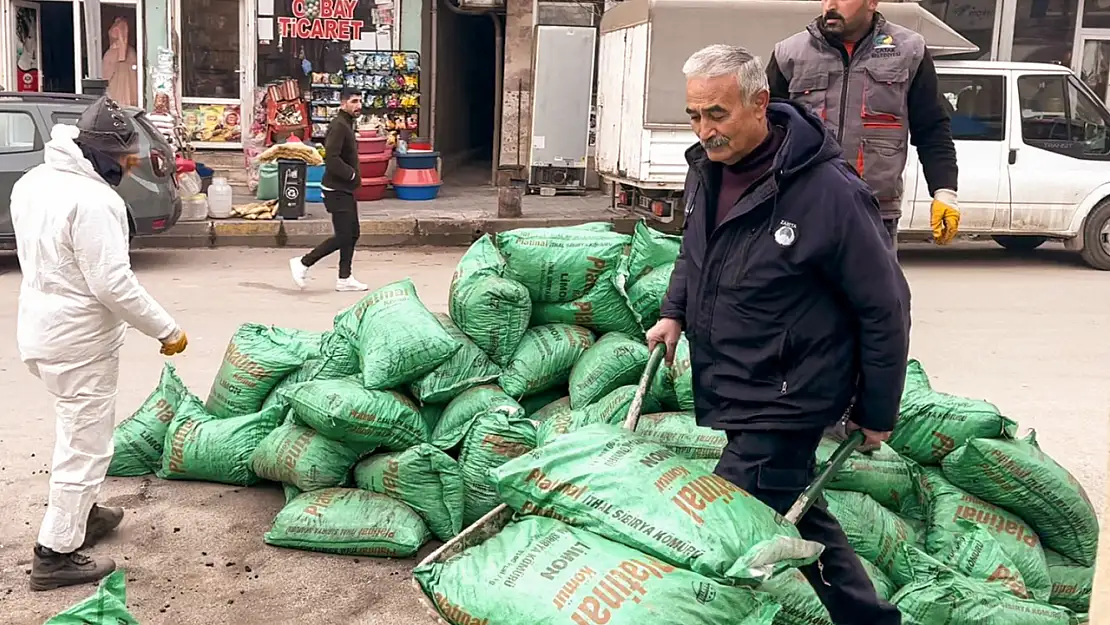 Çatak'ta camilere kömür yardımı