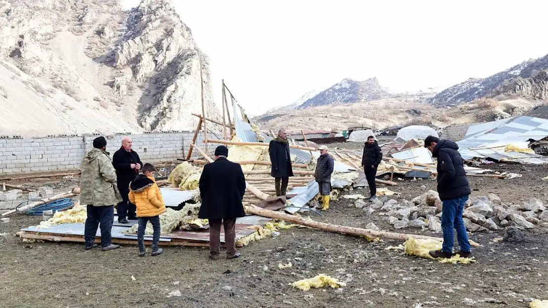 Çatak'ta fırtına çatıları uçurdu