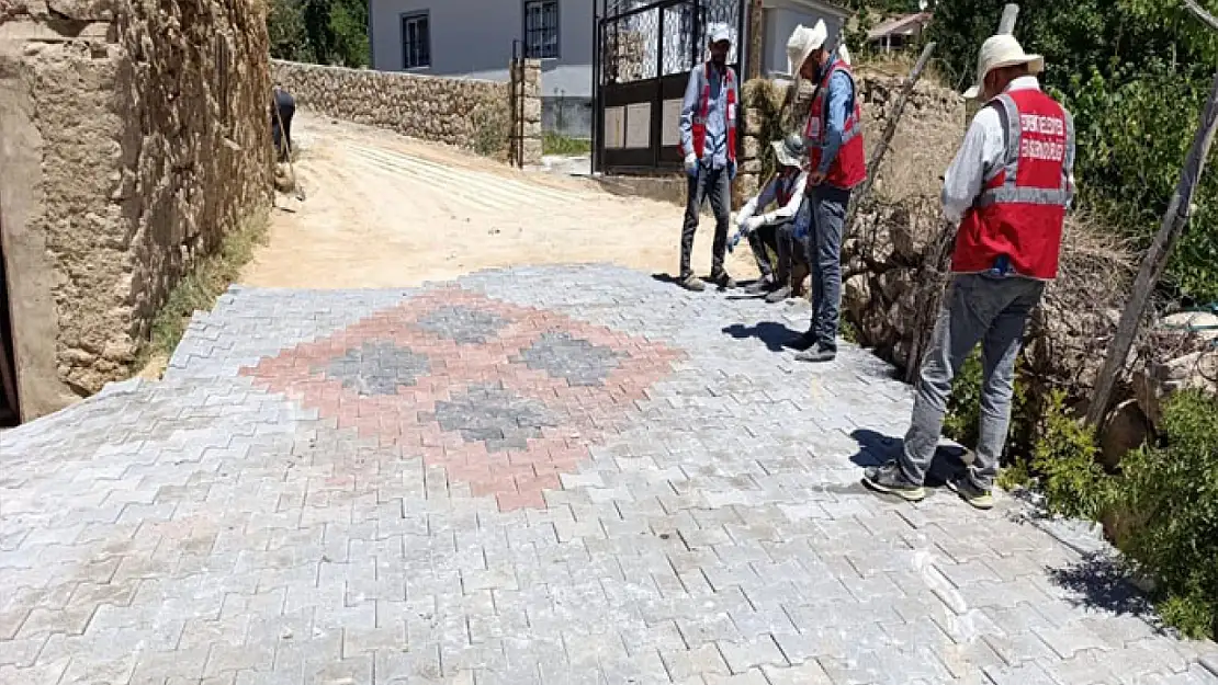 Çayırbaşı Mahallesi'nde parke taşı çalışması