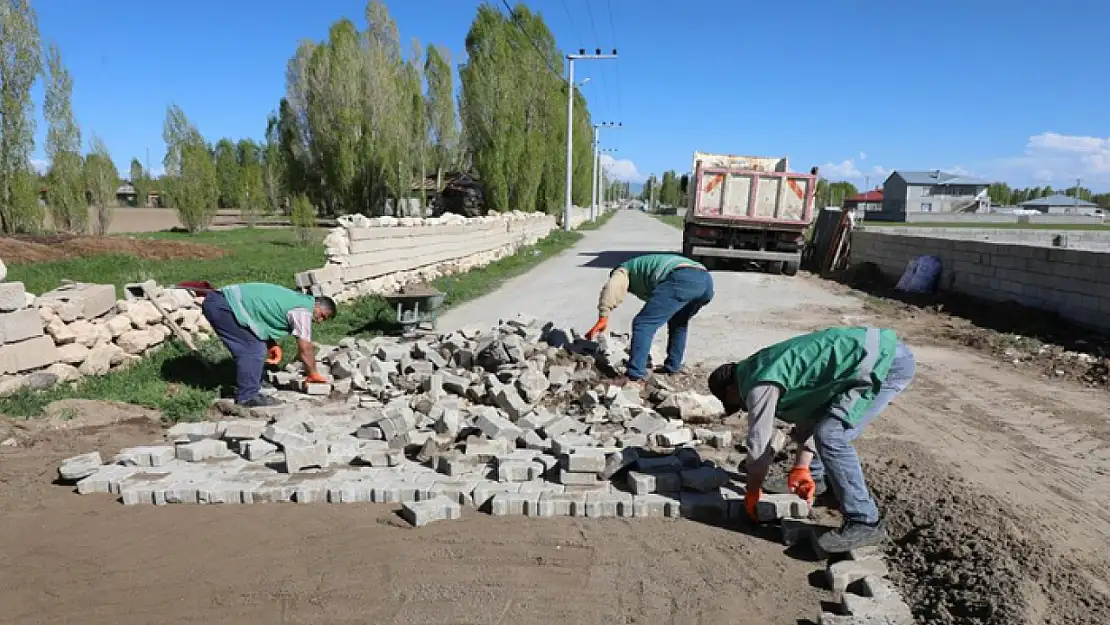 Çelebibağı Mahallesi'nde parke taşı çalışmaları