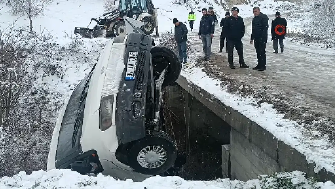 Cenazeye giden minibüs kayarak köprüden devrildi: 15 yaralı