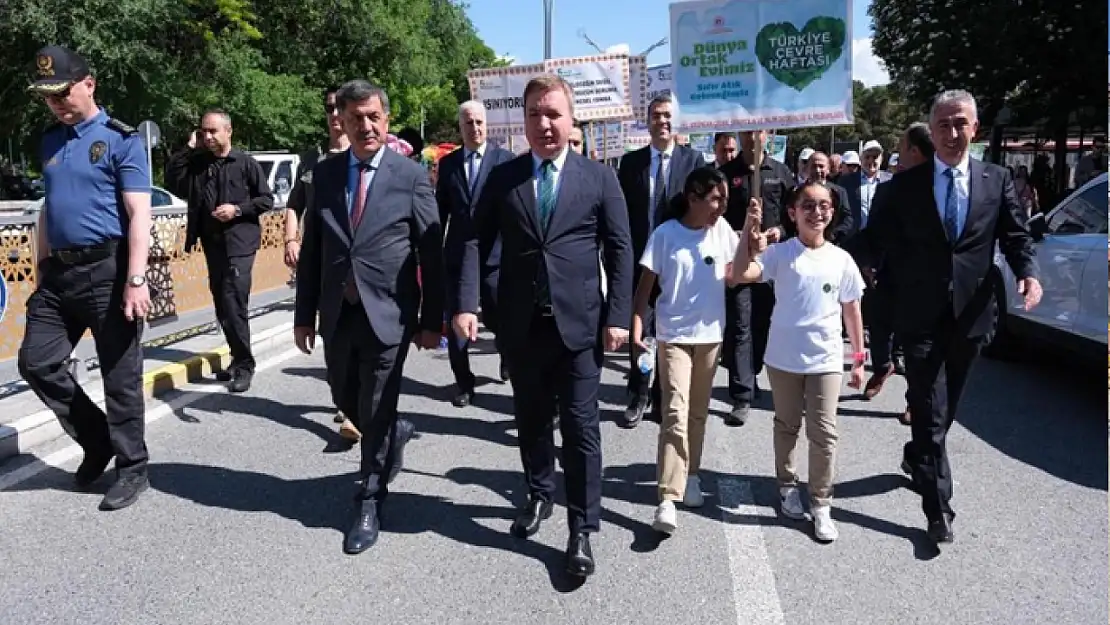 Çevrene İyi Bak: Plastik Kirliliği İle Mücadele  yürüyüşü