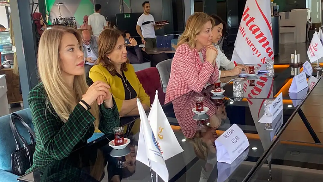 CHP Van Kadın Kolları Başkanı Beyhan Aslan kadınlarla buluştu