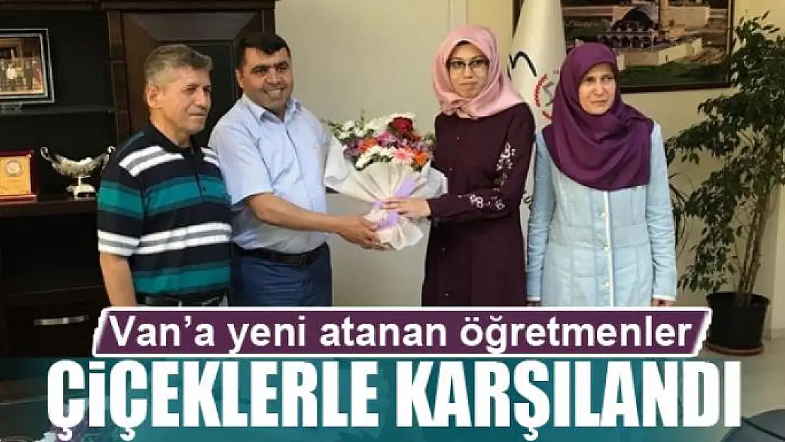 Van'a yeni atanan öğretmenler çiçeklerle karşılandı