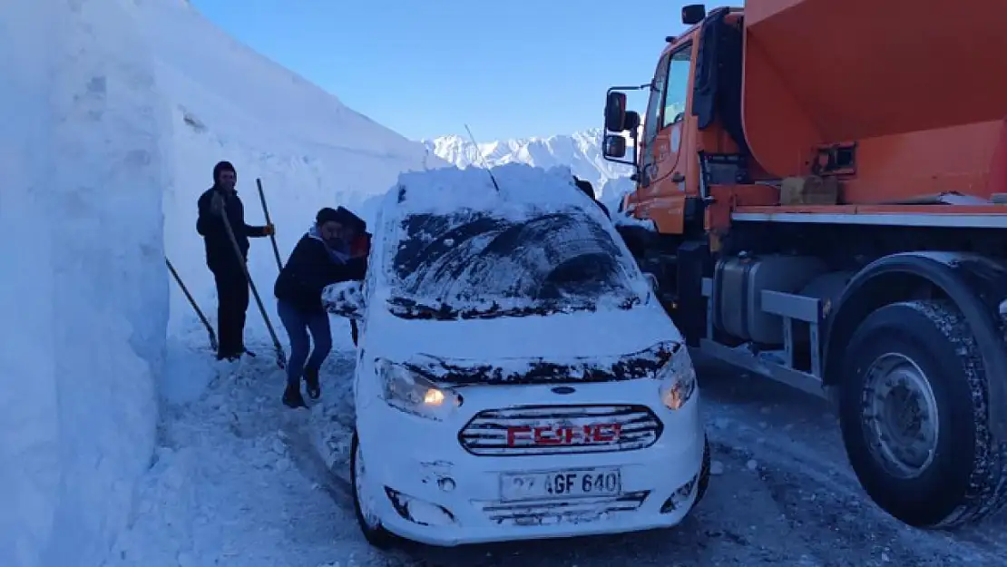 Çığ altında kalan araçlardan biri çıkarıldı