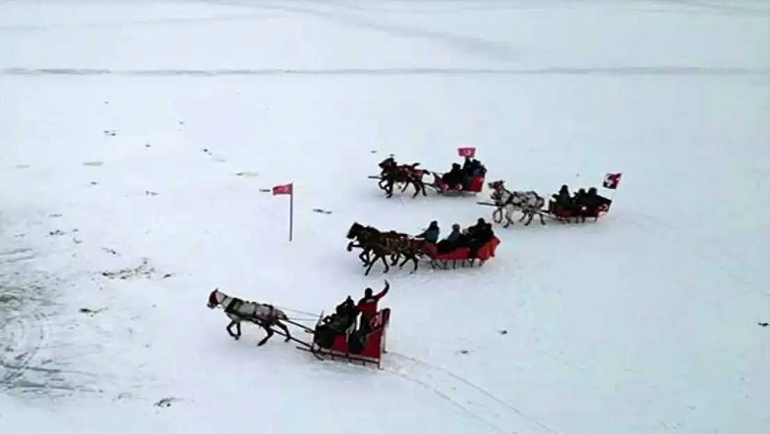 Çıldır Gölü'nde atlı kızak heyecanı