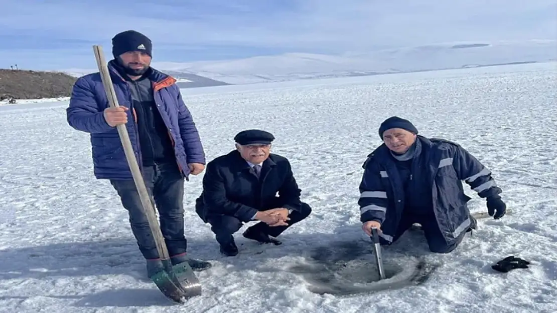 Çıldır Gölü'nde festival öncesi buz kalınlığı ölçüldü