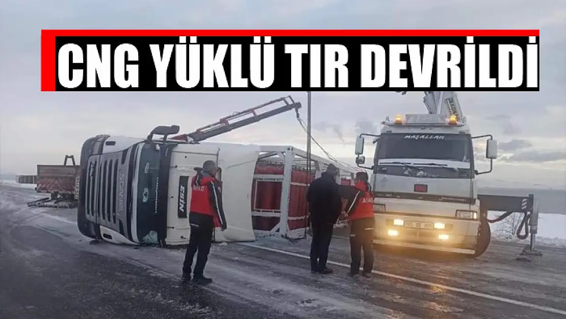 CNG yüklü tır devrildi