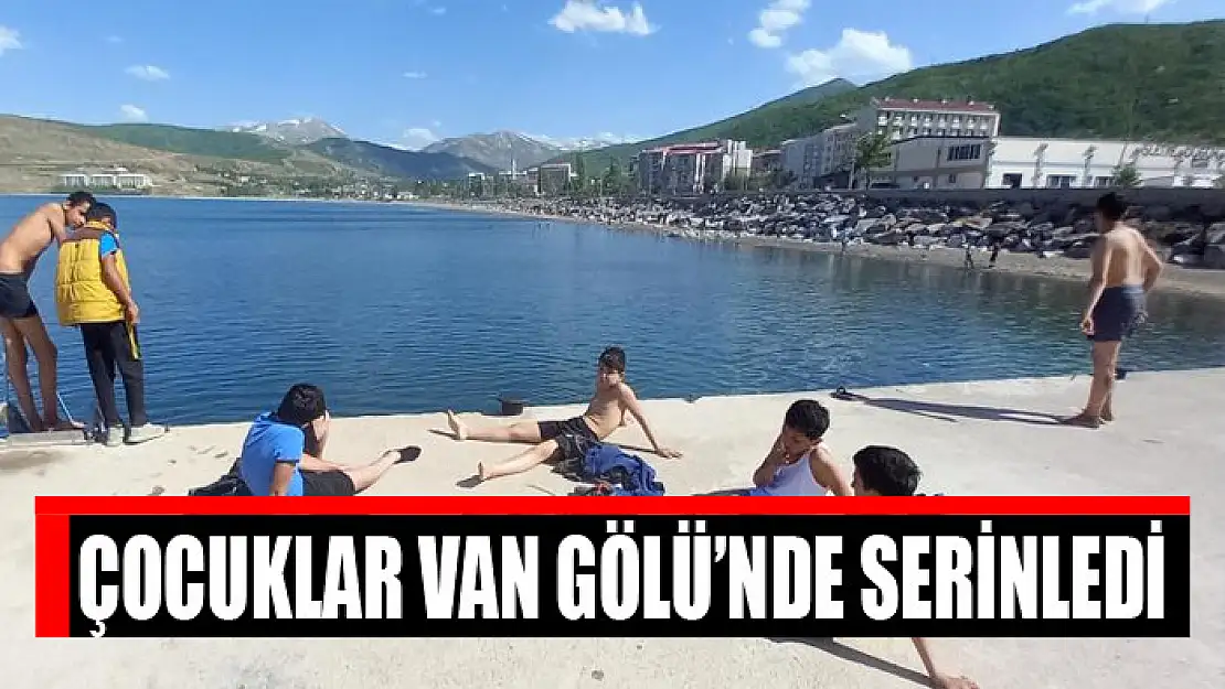 Çocuklar Van Gölü'nde serinledi